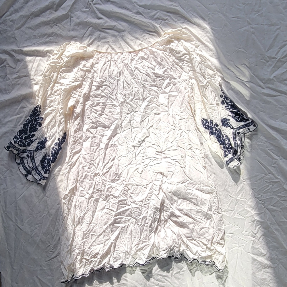 Elegant White Blouse with Navy Detailing - Picture 2 of 2